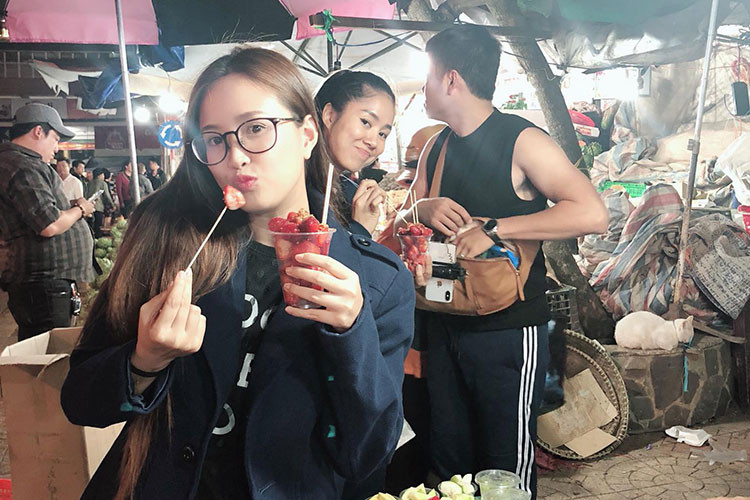 Phương Hằng nhắng nhít trên phim trường không kém Lê Phương.