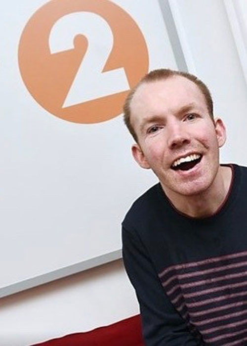  Lost Voice Guy tấu hài bằng những câu nói đùa trên khiếm khuyết thể chất cũng như việc sống chung với căn bệnh bại não của mình. Ảnh: FBNV