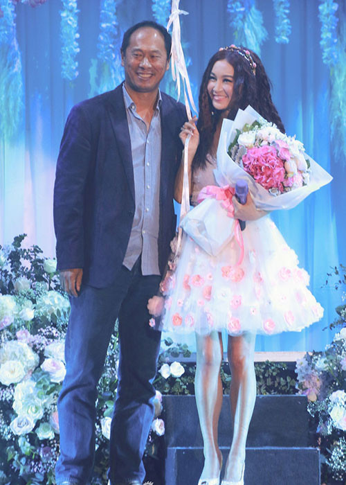 Vợ chồng Ôn Bích Hà nở nụ cười hạnh phúc bên nhau.