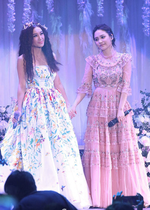 Trong liveshow Thủy triều 2018, Ôn Bích Hà mời Chung Hân Đồng hát.