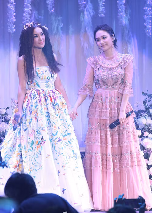 Trong liveshow Thủy triều 2018, Ôn Bích Hà mời Chung Hân Đồng hát.