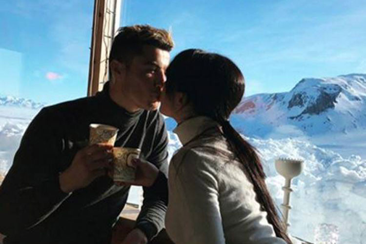 Cristiano và bạn gái trao nhau nụ hôn ngọt ngào trong một chuyến du lịch. Ảnh: FBNV