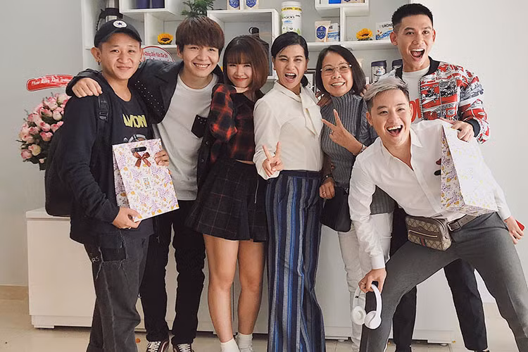 Đại Nhân, Thanh Duy, vợ chồng sao Việt Khởi My đến mừng Cát Phượng ra mắt cửa hàng.