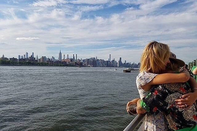 Hình ảnh Justin và Hailey tình tứ bên sông. Ảnh: Twitter