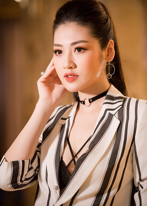 Á hậu Tú Anh có phong cách thời trang ổn định. Cô luôn đầu tư trang phục, phụ kiện để xuất hiện chỉn chu nhất trước công chúng. Ảnh: VTC