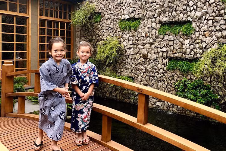 Cũng có lúc, con trai của Hồng Nhung rất hiếu động.