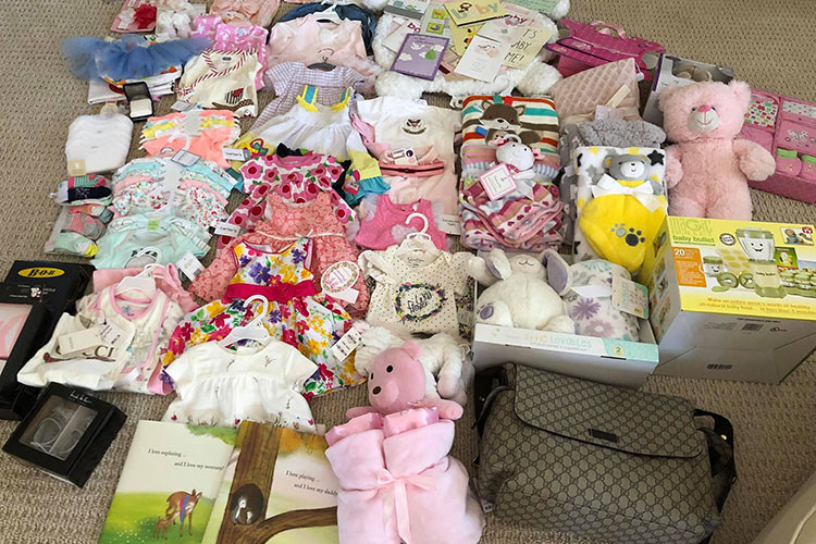 Thanh Thảo khoe quà tặng của bạn bè dành cho con gái sắp chào đời của cô.