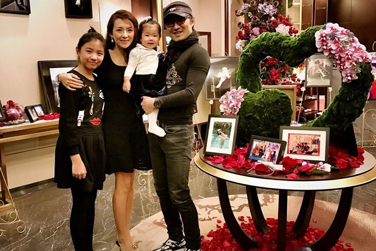 Không ít lần, Chương Tử Di khoe khéo mối quan hệ tốt đẹp với con riêng của chồng.