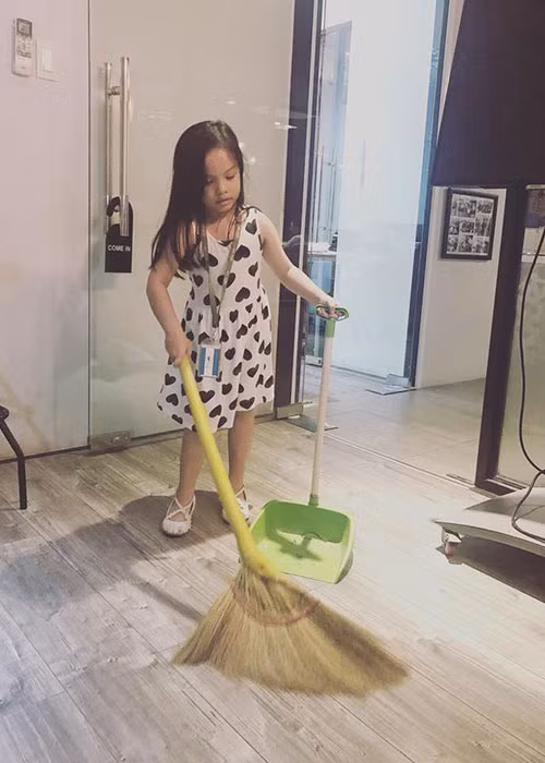 Con gái đầu lòng của Phạm Quỳnh Anh chăm chỉ đến công ty của bố phụ việc vặt.