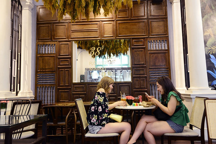 Sau khi giải phóng, số 43 Lý Tự Trọng được phân qua tay một vài người chủ, đều là giới quan chức hoặc nhà giàu có của Sài Gòn xưa. Sau nhiều năm, diện tích ban đầu của tòa nhà đã được chia ra bởi nhiều chủ sở hữu khác nhau. Tới nay, mảnh ghép duy nhất còn sót lại là quán cà phê 38 độ Flower Market TeaHouse.