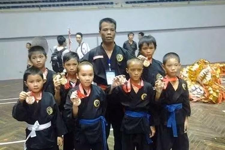 Hình ảnh Nguyễn Mạnh Hùng bên các đệ tử tại một cuộc thi. Ảnh: Nguoiduatin