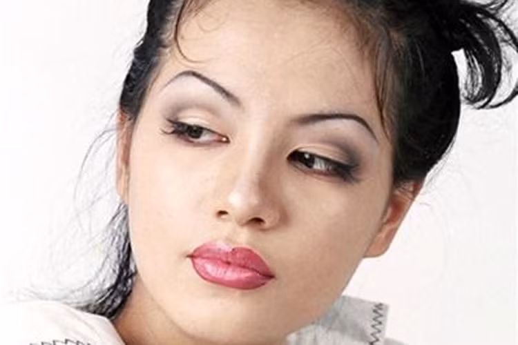 Ngọc Thúy sinh năm 1980. Cô từng chọn ngành sư phạm sau khi tốt nghiệp phổ thông. Ảnh: Zing