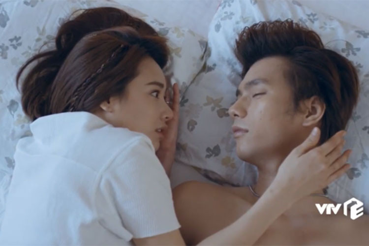 Cuộc sống của Hạ bị xáo trộn khi cô vô tình gặp lại Tùng. Ngay trong tập 1 "Ngày ấy mình đã yêu", vì say rượu, Hạ đã ngủ lại nhà Tùng. Về phía Tùng, anh chưa bao giờ hết yêu Hạ nên quyết tâm giành lại cô. Ảnh: VTV