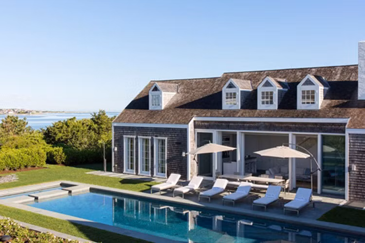 Khu nghỉ dưỡng này rộng hơn 1.600m2, được tạo nên từ 12 căn nhà riêng biệt.