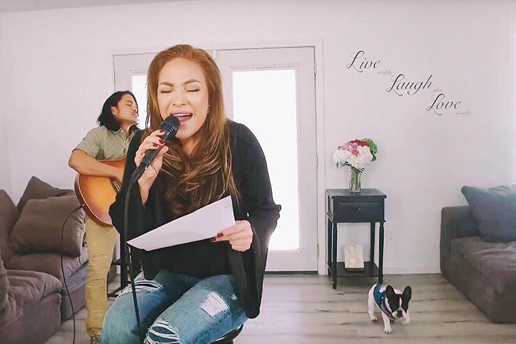 Danh ca Thanh Hà say sưa hát trong phần đệm đàn của bạn trai.