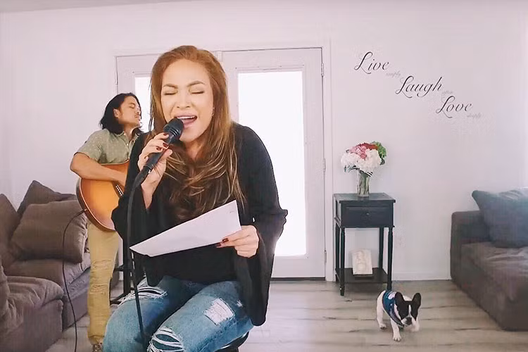 Danh ca Thanh Hà say sưa hát trong phần đệm đàn của bạn trai.