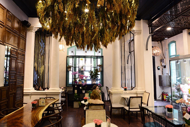 Nói về khu biệt thự này, shark Lê Đăng Khoa, co-founder của chuỗi cà phê này cho biết từ năm 11/2017, anh đã cải tạo tòa nhà này để kinh doanh cửa hàng đồ uống kết hợp bán hoa tươi. Anh giữ nguyên vẹn thiết kế căn nhà, chỉ sơn mới, lau chùi, gia cố nguyên vật liệu.