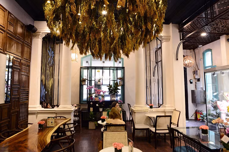 Nói về khu biệt thự này, shark Lê Đăng Khoa, co-founder của chuỗi cà phê này cho biết từ năm 11/2017, anh đã cải tạo tòa nhà này để kinh doanh cửa hàng đồ uống kết hợp bán hoa tươi. Anh giữ nguyên vẹn thiết kế căn nhà, chỉ sơn mới, lau chùi, gia cố nguyên vật liệu.