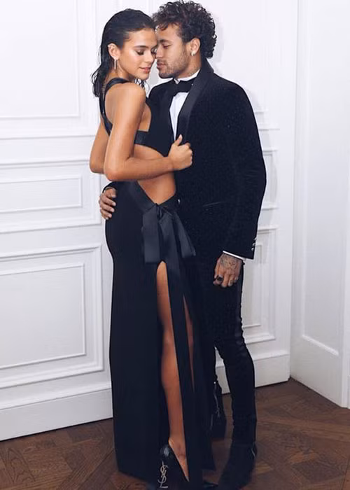 Hình ảnh gợi cảm của Bruna bên bạn trai cầu thủ. Ảnh: FBNV