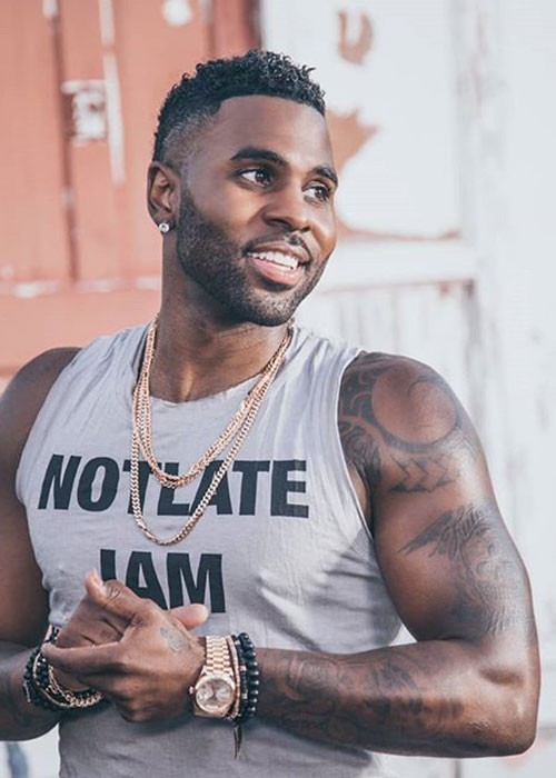 Nam ca sĩ hát ở World Cup 2018 sở hữu thân hình cơ bắp. Ảnh: FBNV