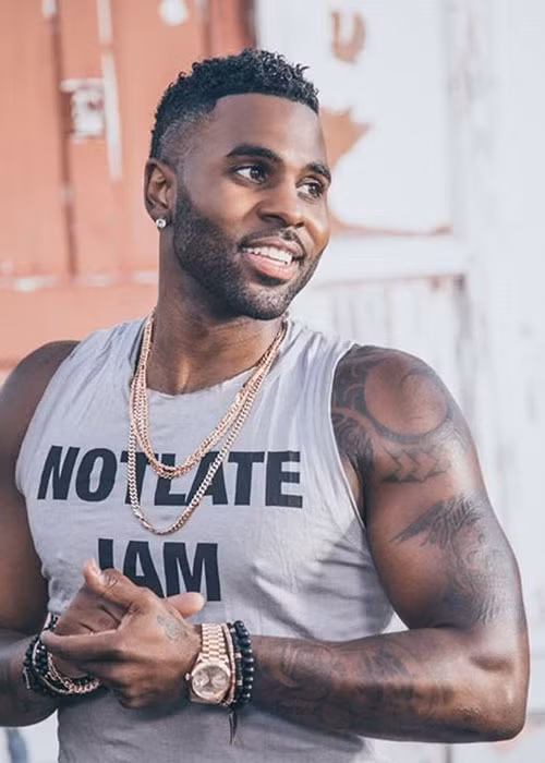 Nam ca sĩ hát ở World Cup 2018 sở hữu thân hình cơ bắp. Ảnh: FBNV