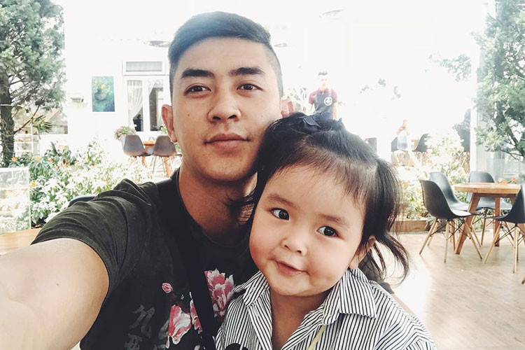 Ngoài đời, Cao Lâm Viên được khen khéo chăm con.