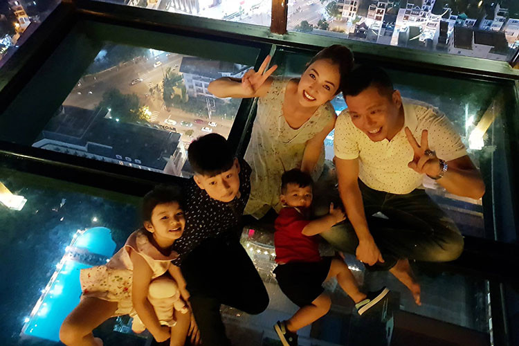 Hot Face sao Việt 24h: Bé Bảo Nam (áo đen) - con trai Jennifer Phạm - Quang Dũng về Việt Nam nghỉ hè bên mẹ, cha dượng và các em.