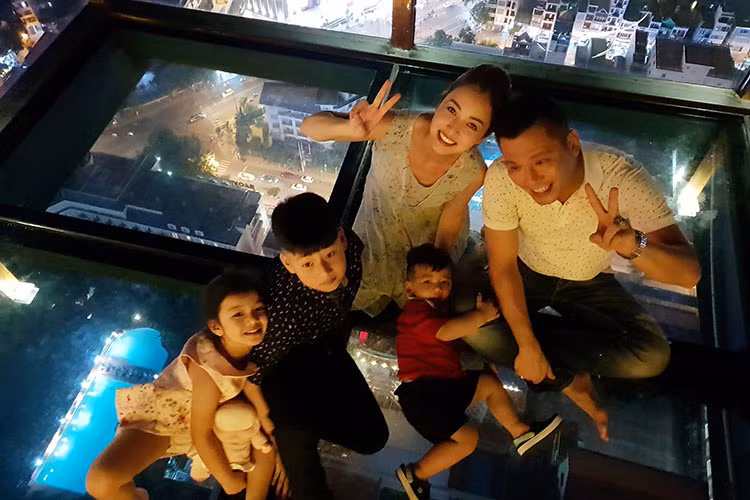 Hot Face sao Việt 24h: Bé Bảo Nam (áo đen) - con trai Jennifer Phạm - Quang Dũng về Việt Nam nghỉ hè bên mẹ, cha dượng và các em.