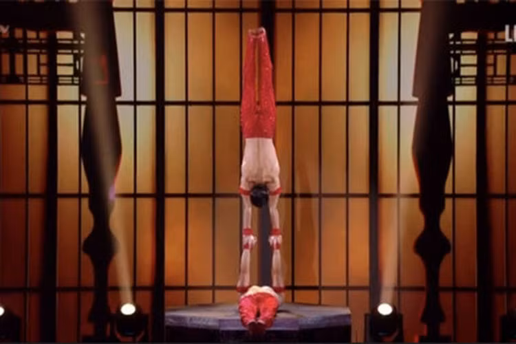 Được 2 giám khảo Simon Cowell và Alesha Dixon lựa chọn và khán giả tại trường quay bỏ phiếu ủng hộ, Quốc Cơ - Quốc Nghiệp xuất sắc bước vào chung kết. Ảnh: Mirror