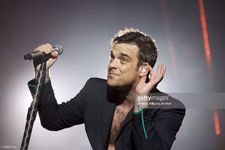 Hoạt động solo, nam ca sĩ Robbie Williams gặt hái rất nhiều thành công. Ở tuổi 32, anh lập kỷ lục đĩa bán được tại 12 quốc gia và bán được 2 triệu bản riêng ở châu Âu. Ảnh: Getty