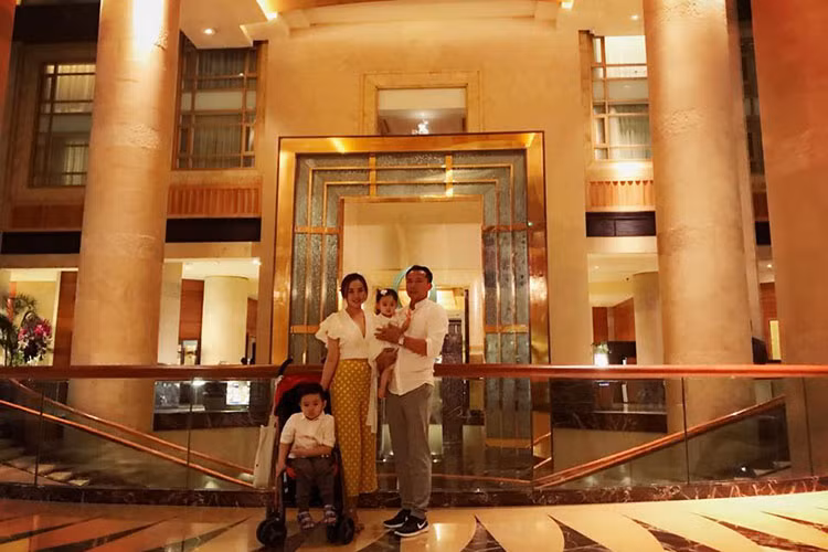 Vợ chồng Vy Oanh đưa hai con đi ăn cuối tuần.