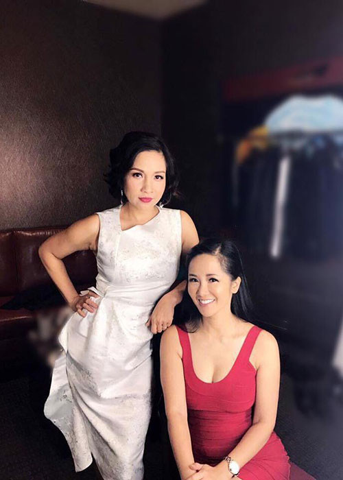 Ngoài sự nghiệp thành công, diva Hồng Nhung (phải) còn được khen ngợi trẻ trung, gợi cảm ở độ tuổi 48.