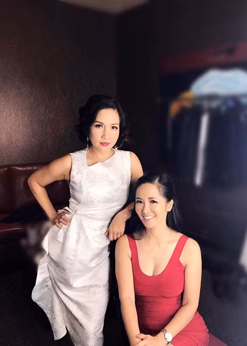 Ngoài sự nghiệp thành công, diva Hồng Nhung (phải) còn được khen ngợi trẻ trung, gợi cảm ở độ tuổi 48.