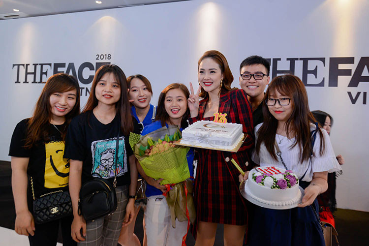 Nữ ca sĩ diện váy phối cùng blazer họa tiết kẻ ca rô kết hợp với lối trang điểm, làm tóc bán cổ điển.