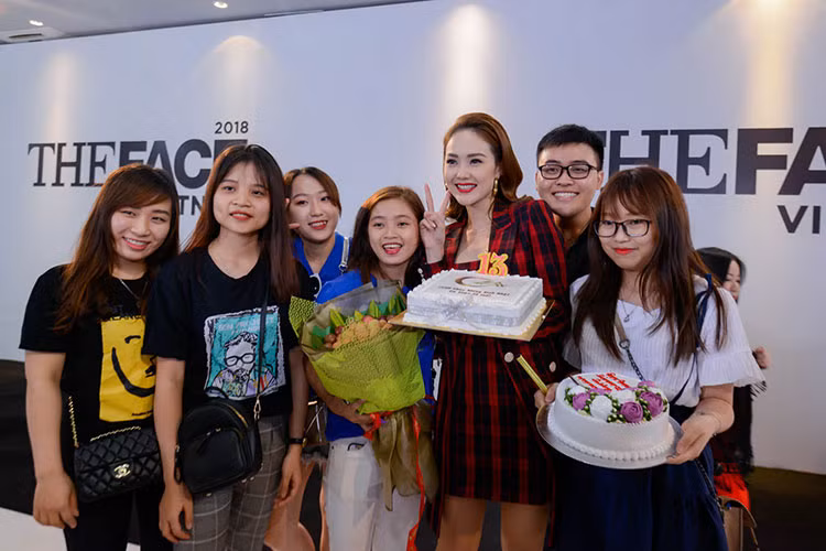 Nữ ca sĩ diện váy phối cùng blazer họa tiết kẻ ca rô kết hợp với lối trang điểm, làm tóc bán cổ điển.