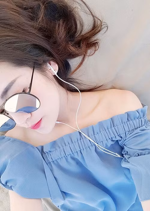 Khác với vẻ ngoài sang trọng tại sự kiện, Tú Anh đáng yêu, trẻ trung ở đời thường. Ảnh: FBNV