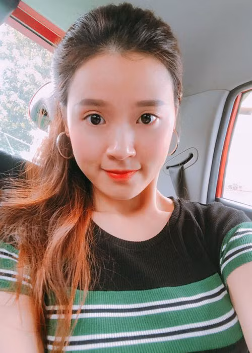 Midu được học sinh tặng ly trà sữa khi đi dạy học.