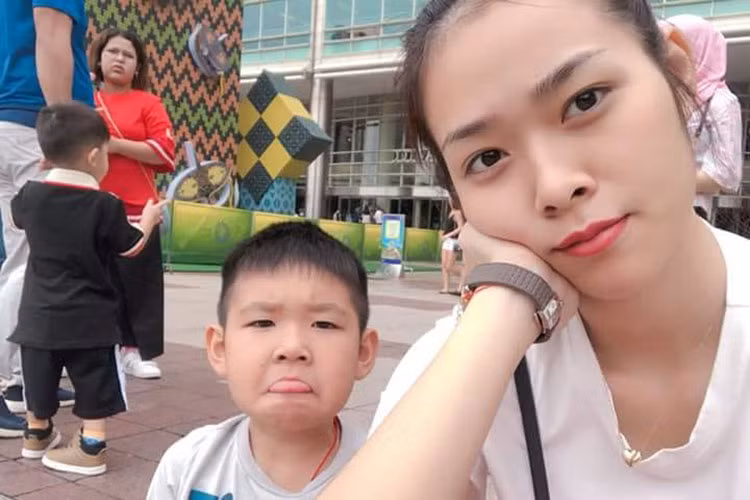 Diệp Bảo Ngọc muốn mua vé vào công viên Disneyland cho con trai.