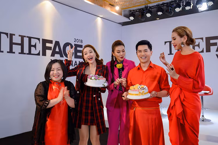 Minh Hằng và Nam Trung hạnh phúc đón tuổi mới.