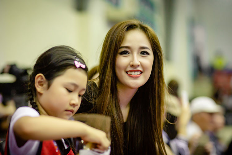 Rất yêu thích môn bóng rổ, Hoa hậu Mai Phương Thúy vừa đi xem một trận đấu môn thể thao này.