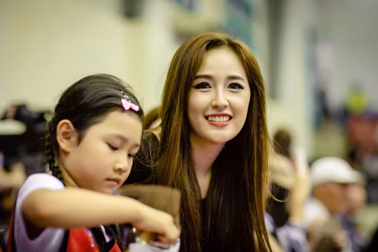 Rất yêu thích môn bóng rổ, Hoa hậu Mai Phương Thúy vừa đi xem một trận đấu môn thể thao này.