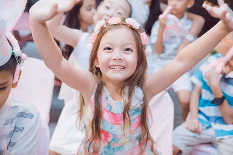 Đội vòng hoa, mặc váy công chúa, con gái của Hồng Nhung xinh như thiên thần.