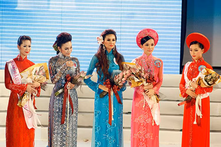 Ngoài giải phụ Hoa hậu Thân thiện, Dương Thùy Linh còn lọt top 5 cuộc thi Hoa hậu Hoàn vũ Việt Nam 2008 cùng Thùy Lâm, Võ Hoàng Yến, Dương Trương Thiên Lý và Bùi Thị Phương Thanh. Ảnh: Baocungcau