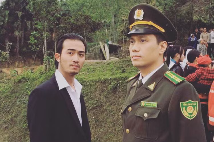 Doãn Quốc Đam hài hước chia sẻ về bức ảnh chụp cùng Việt Anh: “Biết nhau từ cái thời này. Nhưng hồi ý cậu ý vênh váo lắm vì nghĩ mình là diễn viên phụ nên cậu chảnh với mình”.