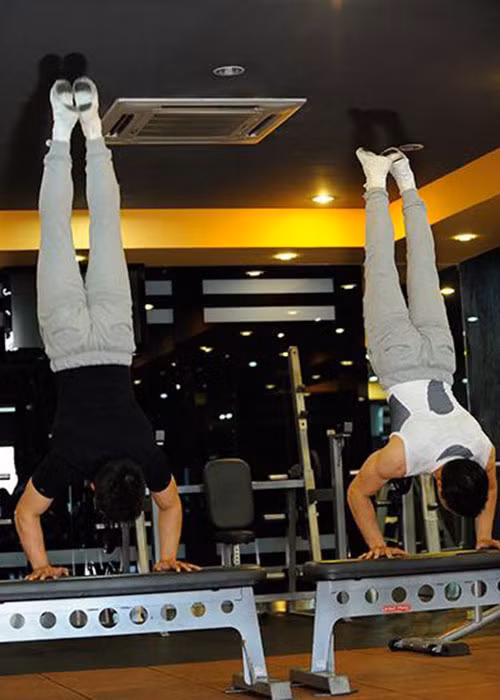 Hai anh em nghệ sĩ xiếc duy trì chế độ tập luyện để giữ sức bền và đảm bảo độ an toàn cho mỗi lần biểu diễn. Ảnh: FBNV