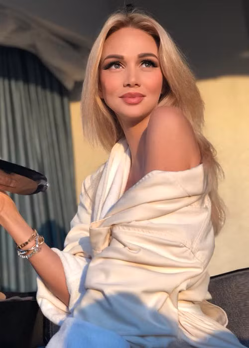 Hậu ly hôn, Victoria hẹn hò ca sĩ Nikolai Baskov.