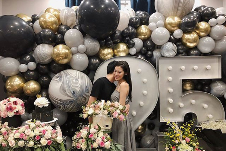 Hot Face sao Việt 24h: Đón tuổi mới, Tú Anh tâm sự: “Sinh nhật trọn vẹn và hạnh phúc nhất từ trước tới giờ. Tự cảm thấy bản thân mình quá may mắn và trân trọng những gì mình đang có. Cảm ơn anh, các thành viên trong gia đình mình và những người bạn thân đã tổ chức một bữa tiệc sinh nhật bất ngờ và đáng nhớ như thế này”.