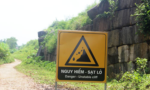 Trung tâm Bảo tồn di sản Thành nhà Hồ phải dựng biển cảnh báo người dân và du khách. Ảnh: HĐ