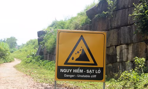 Trung tâm Bảo tồn di sản Thành nhà Hồ phải dựng biển cảnh báo người dân và du khách. Ảnh: HĐ