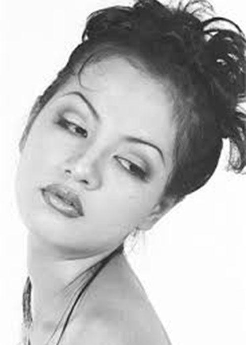 Tuy nhiên, vì hoàn cảnh gia đình, Ngọc Thúy buộc phải từ bỏ việc học và chọn công việc người mẫu để mưu sinh. Ảnh: Zing